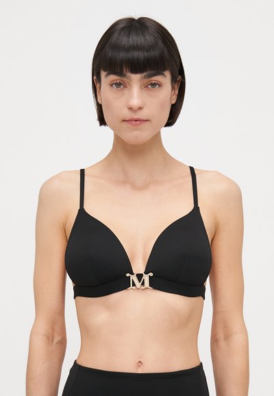 Soutien-gorge triangulaire noir en matière lisse, doté de fines bretelles et d'un fermoir en logo doré au centre. Design simple et minimaliste.