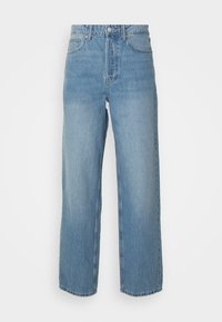 Jean large taille haute bleu clair avec poches avant et arrière, passants pour ceinture, fermeture par bouton et fermeture éclair.