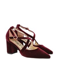 Zapatos de tacón alto de terciopelo burdeos con punta afilada, tacón cuadrado y correas para el tobillo entrelazadas. Forro interior con detalles en dorado.