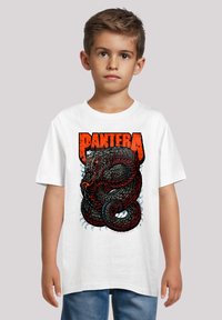 Weißes T-Shirt mit einem großen grafischen Design einer schwarz-roten Schlange, mit "PANTERA" in fettem Orange oben gedruckt.