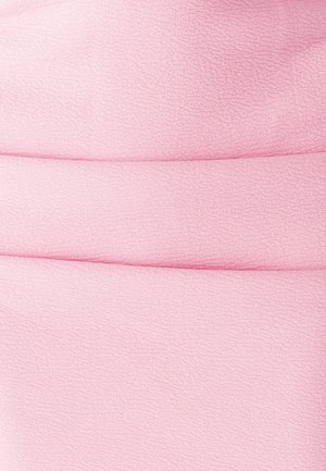 Tessuto di un delicato rosa con texture, caratterizzato da una superficie leggermente rialzata e linee di cucitura orizzontali. Aspetto complessivo morbido e liscio.