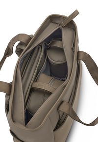 Tan schoudertas met meerdere compartimenten en een zachte binnenvoering. Voorzien van duurzame banden, een ritssluiting en een logo-accent.