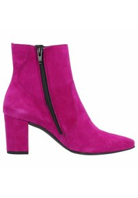 Botas de tobillo de ante fucsia con punta afilada y cremallera lateral. Diseño de tacón cuadrado con una textura suave y detalles de costura mínimos.