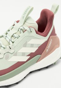 Adidas Terrex TERREX FREE HIKER 2 - Pohodniški čevlji - linen green/off white/quiet crimson