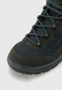 Stivale da trekking grigio scuro con tomaia testurizzata in mesh e suede, accentato da dettagli blu nei lacci e suola in gomma robusta.