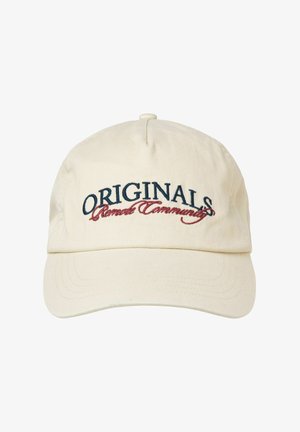 Beige Baumwollkappe mit gebogenem Schirm, bestickt mit dem Text "ORIGINALS" in Marineblau und "Remote Community" in roter Schrift.