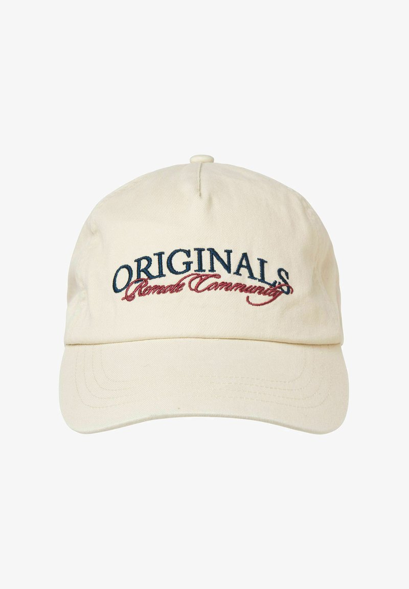 Cappellino beige in cotone con visiera curva, con testo ricamato "ORIGINALS" in blu navy e "Remote Community" in corsivo rosso.