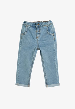 Vaqueros de mezclilla azul claro con cintura elástica, cinco bolsillos y dobladillos rematados. Presentan un acabado desgastado y detalles de costura en tono claro.