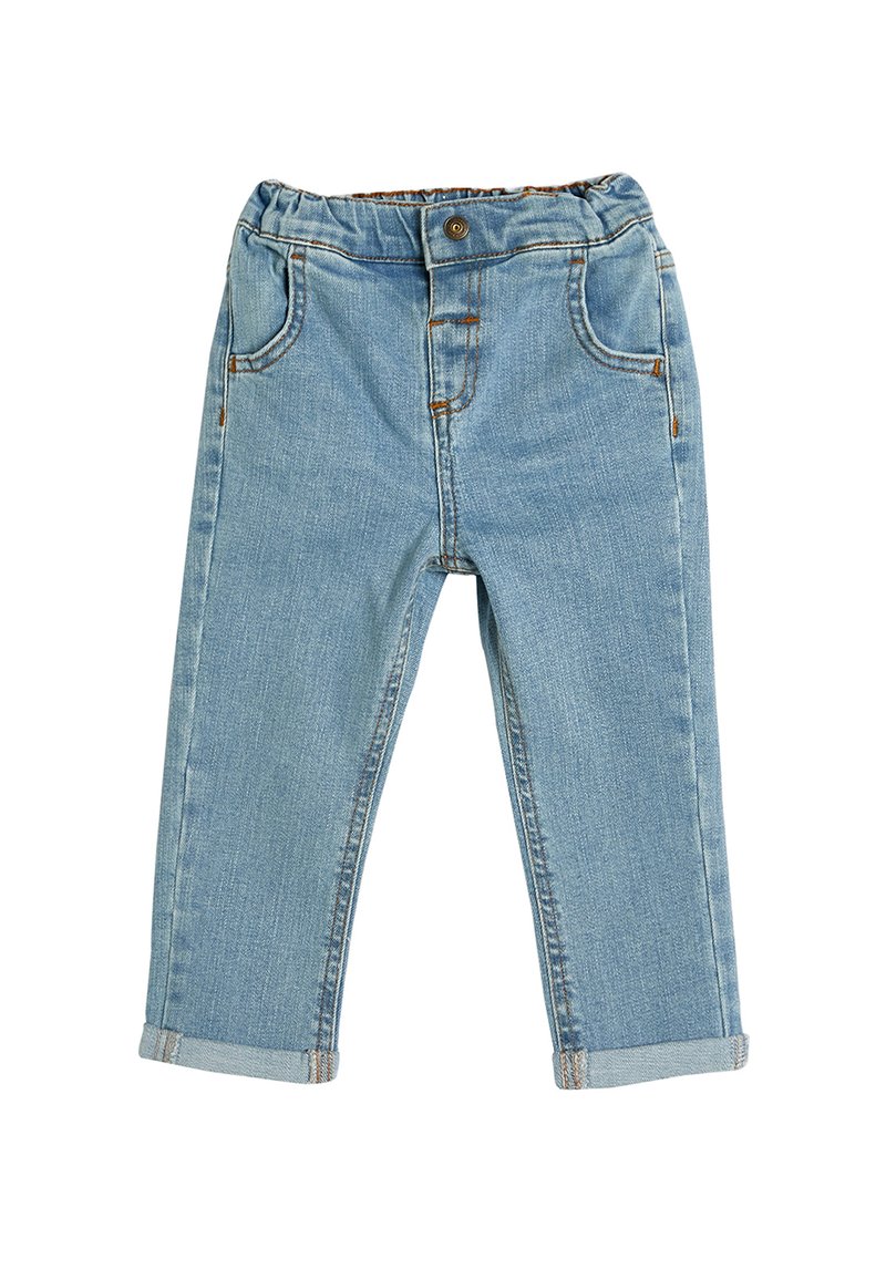 Jeans in denim azzurro chiaro con elastico in vita, cinque tasche e orli risvoltati. Presentano una finitura sbiadita e dettagli di cuciture chiare.