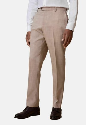 Beige tailored trousers made of lightweight fabric, featuring a flat front and slim fit. Paired with dark leather shoes, showing minimal sheen.