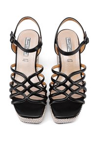 Sandali con tacco neri, con cinturini, open toe, dettagli testurizzati e cinturino alla caviglia. Presentano una punta quadrata ampia e un tacco a blocco con motivo.