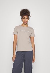 Tommy Hilfiger REGULAR FIT - T-shirt con stampa - beige