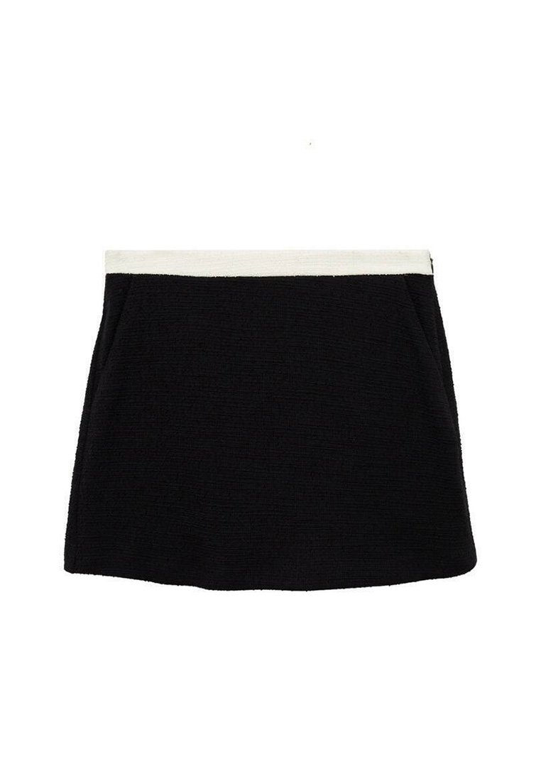 Jupe noire avec une surface texturée, dotée d'une taille élastique blanche et de poches latérales, conception évasée et longueur au-dessus du genou.