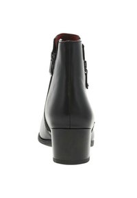 Botín negro de cuero hasta el tobillo con parte trasera recta, tacón bajo cuadrado, cremallera lateral y forro interior rojo. Textura suave con un diseño minimalista.
