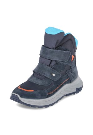 Hoher Sneaker-Stiefel in Marineblau und Schwarz mit orangefarbenen Akzenten, zwei breiten Klettverschlüssen und einer dicken grauen Sohle.