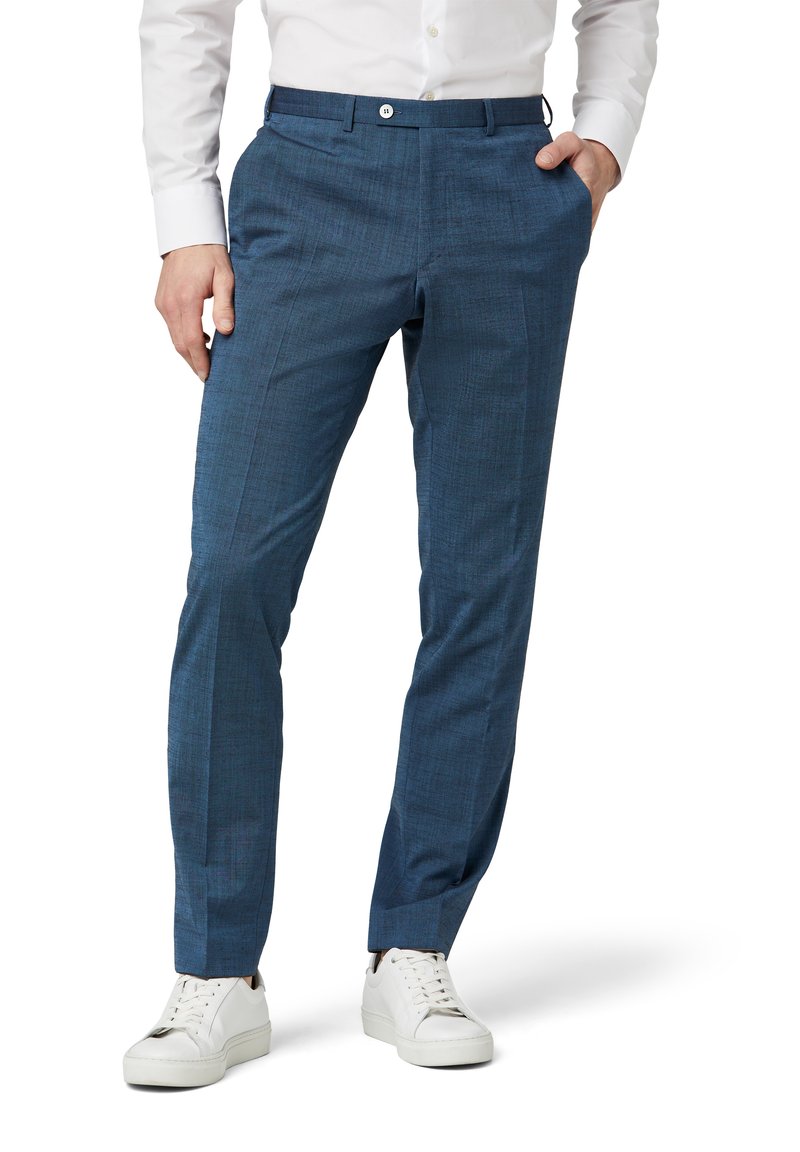 Men's blue trousers in a textured fabric, featuring a straight fit, side pockets, and a front button closure, paired with white sneakers.