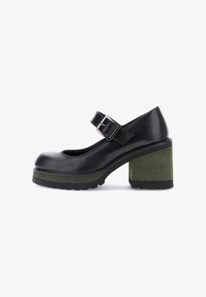 Scarpa nera Mary Jane con tacco spesso verde e cinturino con fibbia argentata, vista laterale su sfondo bianco.