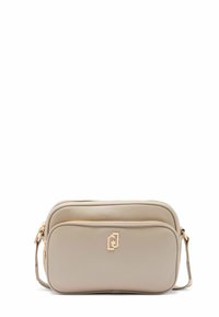 Borsa a tracolla sintetica beige con doppi scomparti con zip, dettagli in metallo dorato e un logo discreto sul davanti. Texture liscia.