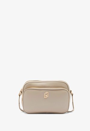 Borsa a tracolla sintetica beige con doppi scomparti con zip, dettagli in metallo dorato e un logo discreto sul davanti. Texture liscia.