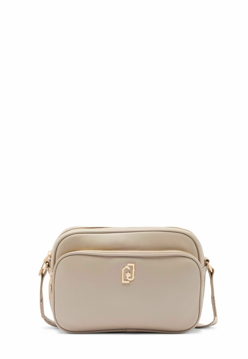 Borsa a tracolla sintetica beige con doppi scomparti con zip, dettagli in metallo dorato e un logo discreto sul davanti. Texture liscia.
