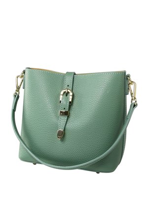 Minzgrüne Lederhandtasche mit strukturierter Oberfläche, ausgestattet mit einer auffälligen goldenen Schnalle und verstellbarem Schulterriemen.