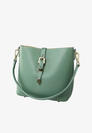 Sac à main en cuir vert menthe avec une surface texturée, doté d'une boucle dorée proéminente et d'une bandoulière réglable.