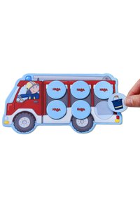 Puzzle mit roten und blauen Feuerwehrwagen, bestehend aus runden Teilen mit dem HABA-Logo. Das Puzzle zeigt eine lächelnde Figur am Steuer und ein abnehmbares Stück für den Korb.