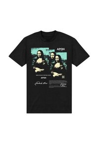 Maglietta nera in cotone con una grafica di tre ritratti della Gioconda in teal, con elementi testuali e firme stampate sotto.