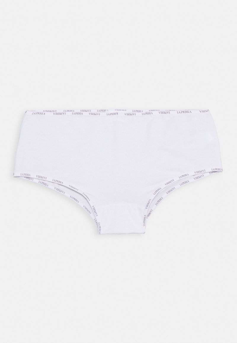 Cuecas hipster brancas em algodão com uma faixa logo à volta da cintura em padrão repetido. Textura suave com um design simples.