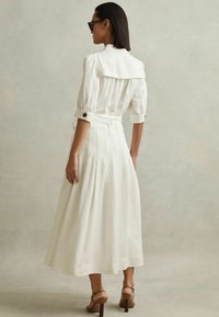 Reiss MALIKA BELTED SLEEVE MIDI - Blusenkleid - white