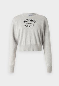 Sweater cropped cinza claro feito de tecido macio. Apresenta um decote redondo, mangas longas e texto bordado em preto: "MOSCHINO 86-23 JEANS."