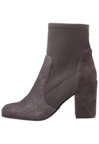Czarny zamszowy botek na wysokim obcasie w ciemnoszarym kolorze, z teksturowaną siateczką na górze, posiadający masywny obcas oraz smukły czubek.
