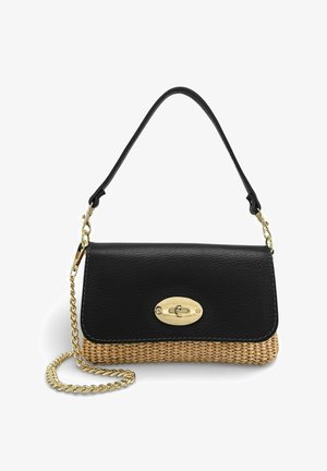 Sac à main en cuir noir et paille tissée avec fermoir tourniquet doré, poignée courte en cuir et bandoulière chaîne amovible dorée.