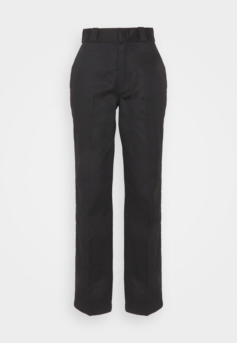 Pantalons noirs avec une texture lisse, un design à jambe droite et une taille ceinturée. Présente une silhouette simple et classique sans motifs supplémentaires.