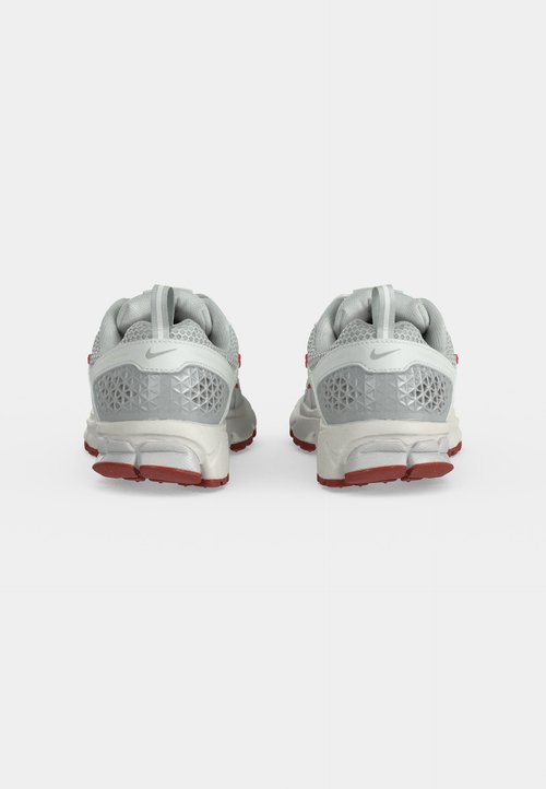 Nike VOMERO 5 UNISEX - Trainers - photon dust/summit white/grey fog/dune red/smoke grey — photo 4