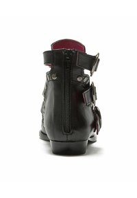 Stivaletti alla caviglia in pelle nera con cerniera sul retro, cinturini regolabili con finiture in argento e fodera interna contrastante di colore rosa.