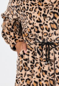 Leopardenmuster-Robe aus weichem, plüschigem Material. Es hat lange Ärmel, einen Taillengurt und seitliche Taschen mit schwarzen Akzenten.