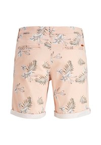 Shorts rose clair avec un motif floral tropical et des feuilles vertes. Deux poches arrière et des ourlets retroussés ajoutent des détails au design.