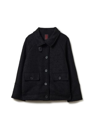 Veste en laine noire avec un devant à boutons, un col, deux poches avant et un tissu texturé. Fini avec de délicates coutures.