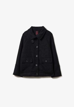Veste en laine noire avec un devant à boutons, un col, deux poches avant et un tissu texturé. Fini avec de délicates coutures.