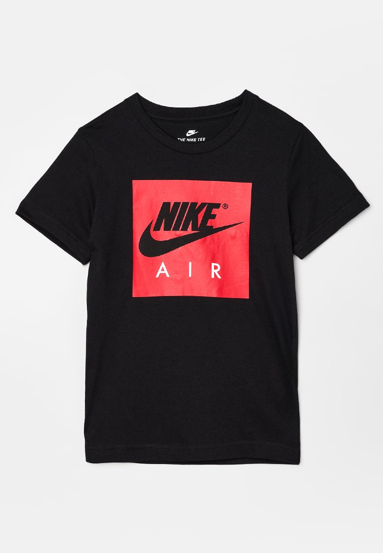 T-shirt en coton noir avec un graphique carré rouge portant les mots "NIKE" et "AIR" en lettres majuscules noires. Manches courtes et design à col rond.