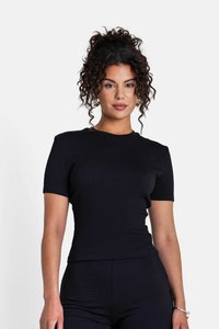 Sort tekstureret kortærmet top med rund halsudskæring, tætsiddende silhuet og glat finish, parret med matchende bukser.