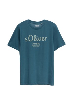 Turkusowa koszulka z krótkim rękawem i okrągłym dekoltem z nadrukiem "s.Oliver ELEVATED ESSENTIALS SINCE 1969" w jasnobeżowym kolorze na środku przodu.