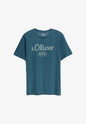 T-shirt bleu sarcelle à manches courtes et col rond avec l'inscription « s.Oliver ELEVATED ESSENTIALS SINCE 1969 » imprimée en beige clair au centre devant.