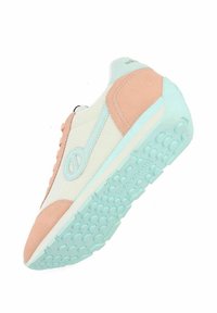 Sneaker avec une tige en mesh crème, des accents en daim rose et une semelle en caoutchouc turquoise avec une texture antidérapante et un détail de logo.