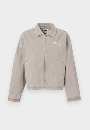 Grau taillierte Jacke aus Cord mit Kragen, Frontreißverschluss und gesticktem Logo auf der Brust. Sie verfügt über Seitentaschen und eine unempfindliche Textur.