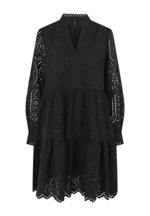 Vestido negro con mangas largas, tela de ojales, diseño en capas, borde festoneado y cuello tipo mandarina con una tapeta parcial.