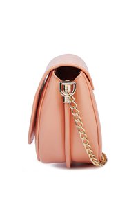 Borsa in sintetico color pesco con superficie testurizzata, tracolla in catena dorata e chiusura a patta, caratterizzata da una forma arrotondata e hardware minimale.