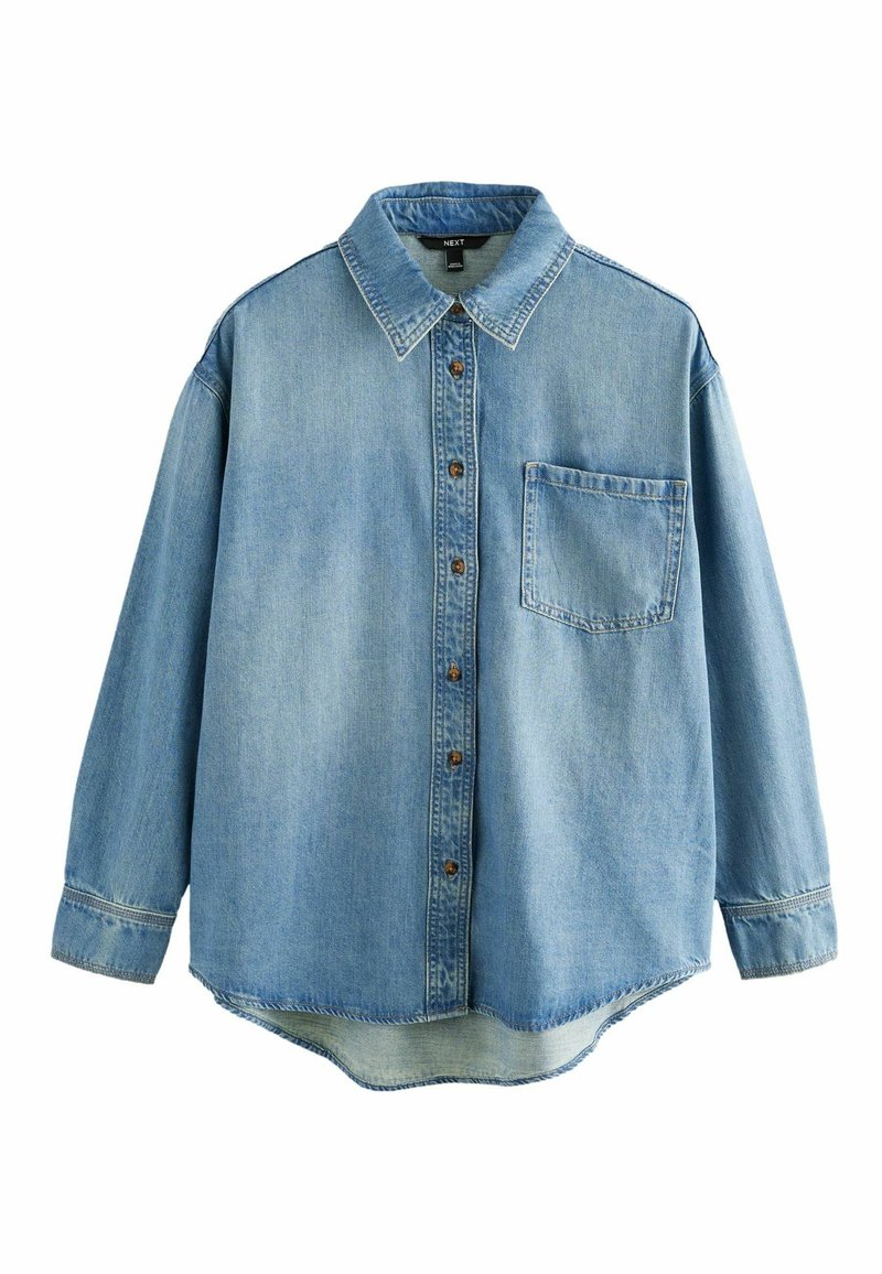 Lichtblauwe denim overhemd met een klassieke kraag, knoopsluiting aan de voorkant, lange mouwen en één borstzak. Bevat een gebogen zoom.