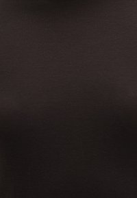 Black fitted shirt made of smooth, stretchy fabric with a ribbed texture, featuring a crew neckline and a seamless design.